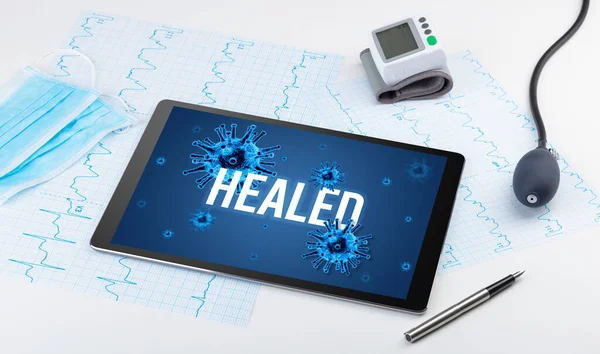 Tablet Herramientas Médicas Superficie Blanca Con Inscripción Healed Concepto Pandémico — Foto de Stock