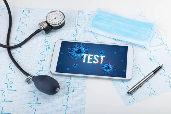 Tablet Und Arztwerkzeuge Auf Weißer Oberfläche Mit Test Beschriftung Pandemiekonzept — Stockfoto