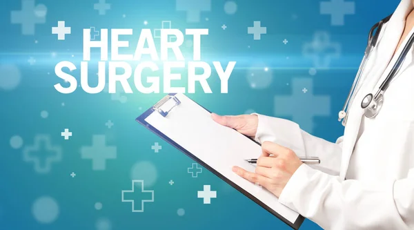 Arts Schrijft Notities Het Klembord Met Heart Surgery Inscriptie Ehbo — Stockfoto