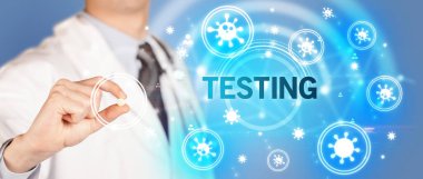 Doktor, TESTING yazıtları ve koronavirüs konseptiyle hap veriyor.