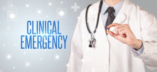 Крупный План Врача Дающего Таблетки Надписью Clinical Emergency Медицинская Концепция — стоковое фото