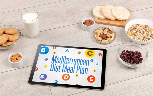 Composición Sana Tableta Con Inscripción Mediterránea Del Plan Comidas Concepto — Foto de Stock