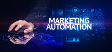 MARKETING AUTOMATION yazıtları ve modern teknoloji konseptiyle el ele tutuşmak