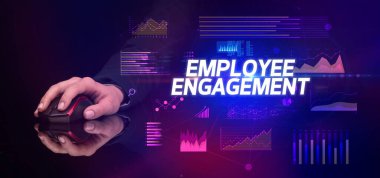 EMPLOYEE ENGAGEMENT yazıtları ve siber iş konseptiyle el ele tutuşmak