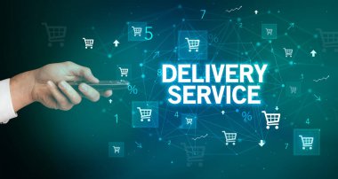 DELIVERY SERVICE yazıtları ve online alışveriş konseptiyle el ele tutuşmak