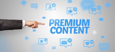 PreMIUM içeriğine işaret eden kırpılmış elin yakın çekimi, sosyal ağ konsepti