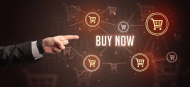 Satın Al Now yazısını gösteren kırpılmış elin yakın çekimi, çevrimiçi alışveriş kavramı