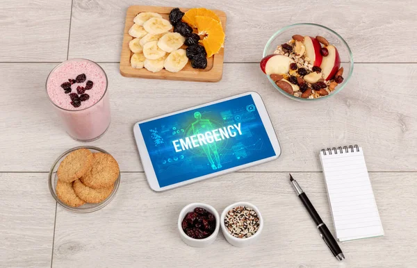 Concepto Emergencia Tableta Con Frutas Vista Superior —  Fotos de Stock