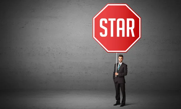 Молодий Бізнесмен Тримає Дорожній Знак Написом Star Новою Концепцією Правил — стокове фото
