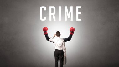 CRIME yazıtları ve siber güvenlik kavramına sahip bir işadamının arka görünüşü