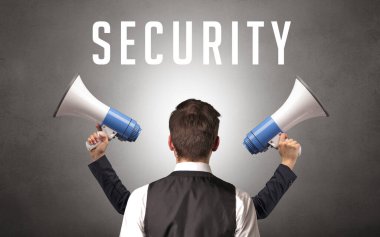 SECURITY yazıtları ve siber güvenlik kavramına sahip bir işadamının arka görünüşü