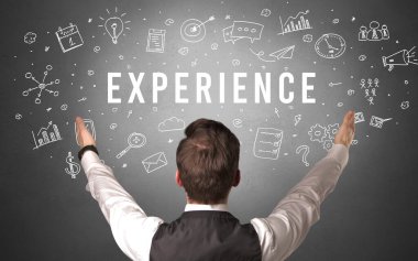 ExperIENCE yazıtları, modern iş konsepti olan bir işadamının arka görünüşü