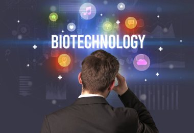 BIOTECHNOLOGY yazıtlı bir iş adamının arka görüşü, modern teknoloji kavramı