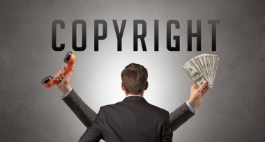 COPYright yazıtları ve siber güvenlik kavramına sahip bir işadamının arka görüntüsü