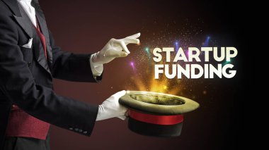 İllüzyonist, STARTUP FUNDING yazıtları ve yeni iş modeli konseptiyle sihirbazlık numarası gösteriyor.