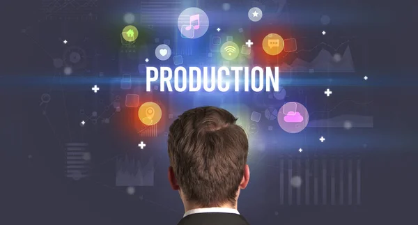 Production Felirattal Rendelkező Üzletember Visszapillantása Modern Technológiai Koncepció — Stock Fotó