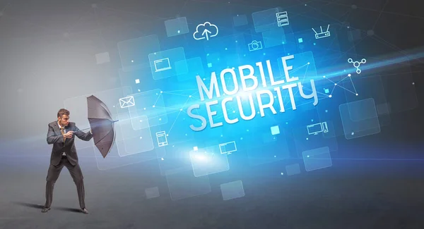 サイバー攻撃やモバイルセキュリティの碑文から傘で守るビジネスマン オンラインセキュリティの概念 — ストック写真