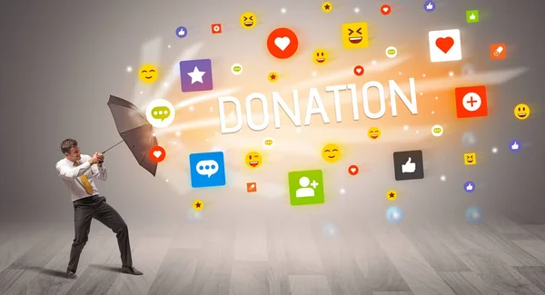 Красивый Бизнесмен Защищающийся Зонтиком Надписи Donation Концепции Социальных Сетей — стоковое фото
