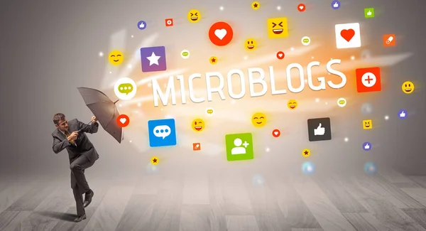 Snygg Affärsman Som Försvarar Med Paraply Från Microblogs Inskription Socialt — Stockfoto