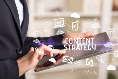 KONUŞAN STRATEJY yazıtları ile Sosyal Ağ Kullanan Bir Kişinin Yakın Çekimi