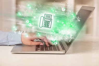 Bilgisayardan borsayı izleyen genç adam faks simgeleri ve ön bellek konseptiyle