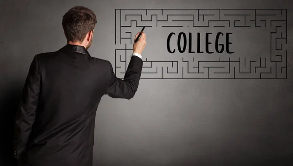 Geschäftsmann Zeichnet Labyrinth Mit College Aufschrift Business Education Konzept — Stockfoto