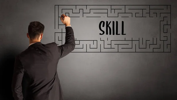 Geschäftsmann Zeichnet Labyrinth Mit Skill Aufschrift Business Education Konzept — Stockfoto