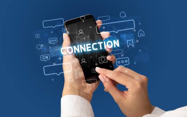 Bağlantı yazımı ile akıllı telefonda kadın el yazma, sosyal medya kavramı