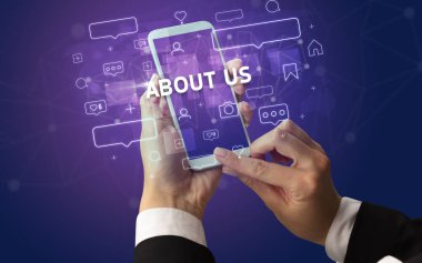 Amerikan yazıtları ve sosyal medya konseptiyle akıllı telefonda yazan bir kadın.