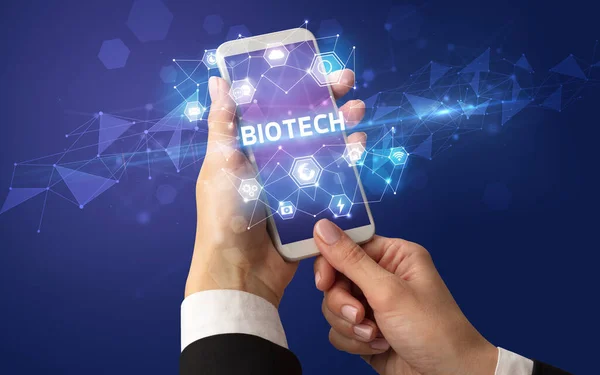 Biotech Yazıtlı Kadın Tutan Akıllı Telefon Modern Teknoloji Konsepti — Stok fotoğraf