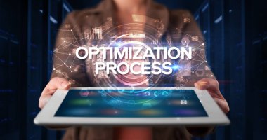 Tablet üzerinde çalışan genç iş adamı ve yazıyı gösteriyor: Optimizasyon Süreci, iş konsepti