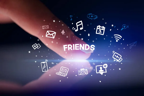 Finger Dotykając Tablet Narysowanych Mediów Społecznych Ikon Przyjaciele Napis Social — Zdjęcie stockowe