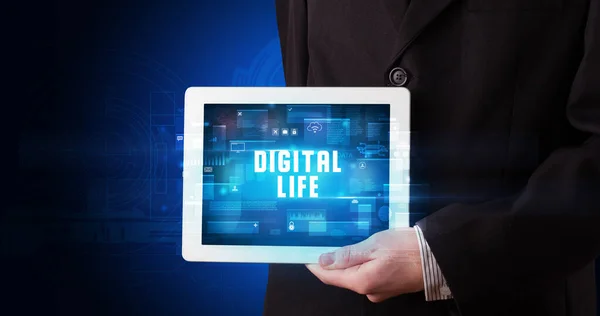 Jovem Empresário Trabalhando Tablet Mostra Sinal Digital Vida Digital — Fotografia de Stock