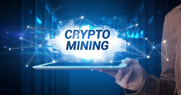 Junger Geschäftsmann Arbeitet Tablet Und Zeigt Die Aufschrift Crypto Mining — Stockfoto