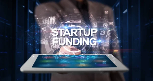 Fiatal Üzletember Dolgozik Tabletta Bemutatja Felirat Startup Funding Üzleti Koncepció — Stock Fotó