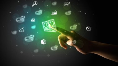 İş adamı parmağı ekranda elle çizilmiş nakit para simgeleri ile multimedya arayüzüne dokunuyor