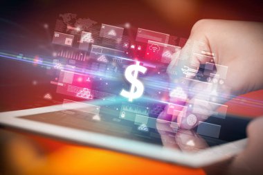 Dolar simgeleri içeren tablet kullanan bir elin yakın çekimi, dijital para birimi kavramı