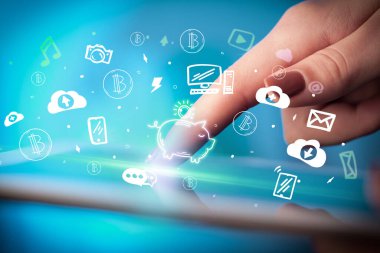 Elle çizilmiş domuz kumbarası ikonlarıyla bir dokunmatik ekran yakın plan, dijital dönem konsepti