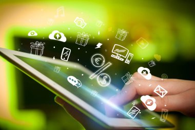 Elle çizilmiş bir dokunmatik ekran yakın plan para meseleleri simgeler, dijital dönem konsepti