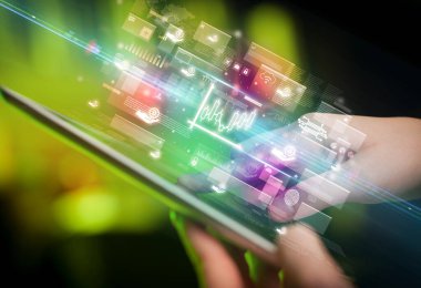 Grafik simgeleri içeren tablet kullanan bir elin yakın plan görüntüsü, dijital para birimi kavramı