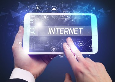 Bir tabletin yakın plan araması Internet yazıtları, yüksek teknoloji bilgisayar kavramı