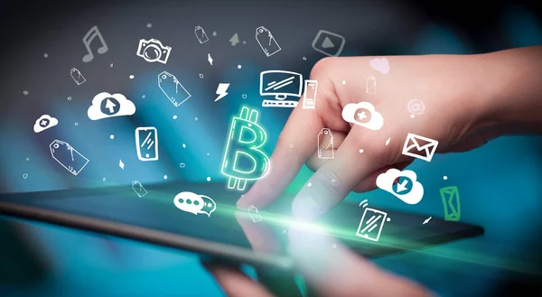 Nahaufnahme Eines Touchscreens Mit Handgezeichneten Bitcoin Symbolen Konzept Der Digitalen — Stockfoto