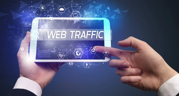 Zbliżenie Tabletu Wyszukiwającego Napis Web Traffic Koncepcja Tech Computing — Zdjęcie stockowe