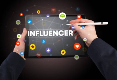 INFLUENCER yazıtları, sosyal ağ konsepti ile bir dokunmatik ekran yakın plan