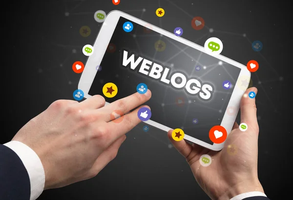 Weblogsの碑文 ソーシャルネットワーキングコンセプトとタッチスクリーンのクローズアップ — ストック写真
