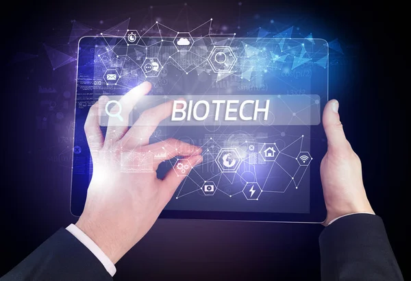 Primer Plano Una Tableta Que Busca Inscripción Biotech Concepto Computación —  Fotos de Stock