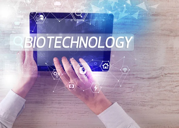 Biotechnology Yazıtında Arama Yapan Bir Tabletin Yakın Plan Görüntüsü Yüksek — Stok fotoğraf