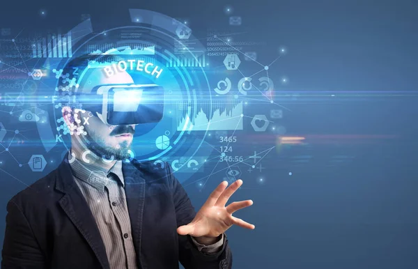 Uomo Affari Che Guarda Attraverso Occhiali Realtà Virtuale Con Iscrizione — Foto Stock