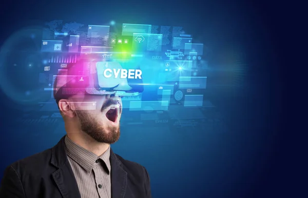 Empresario Mirando Través Gafas Realidad Virtual Con Inscripción Cyber Innovador —  Fotos de Stock