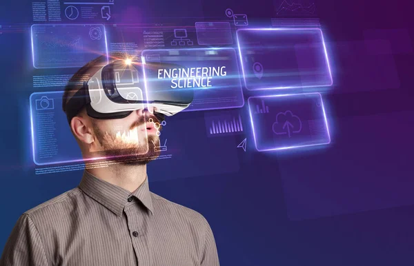 商人透过虚拟现实眼镜看到了工程师的科学题字 新的技术概念 — 图库照片